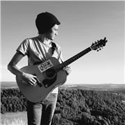 Guitariste électrique et acoustique autodidacte avec 6 ans de expérience, donne des cours pour débuter avec l’instrument